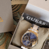 Montre Guess homme bicolore argentée et dorée à cadran bleu dans son écrin