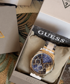 Montre Guess homme bicolore argentée et dorée à cadran bleu dans son écrin