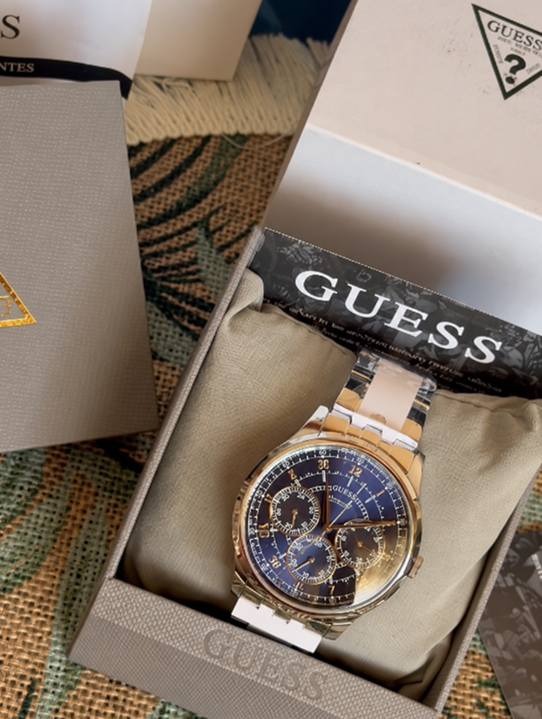 Montre Guess homme bicolore – Cadran bleu Montre Guess homme bicolore argentée et dorée à cadran bleu dans son écrin