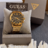 Montre Guess homme dorée – Cadran noir 2 Montre Guess homme dorée à cadran noir avec trois sous-cadrans et bracelet à maillons