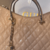 Sac Guess beige matelassé en losanges, poignées brunes et détails dorés