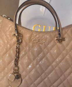 Sac Guess beige matelassé en losanges, poignées brunes et détails dorés