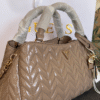 Sac Guess taupe matelassé en chevrons avec logo triangulaire et détails dorés