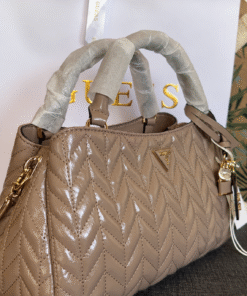 Sac Guess taupe matelassé en chevrons avec logo triangulaire et détails dorés